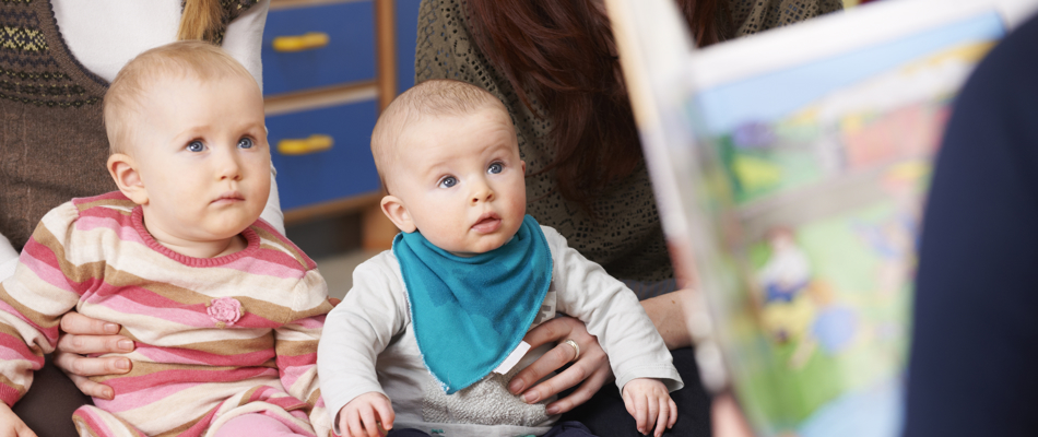 To små børn lytter intenst